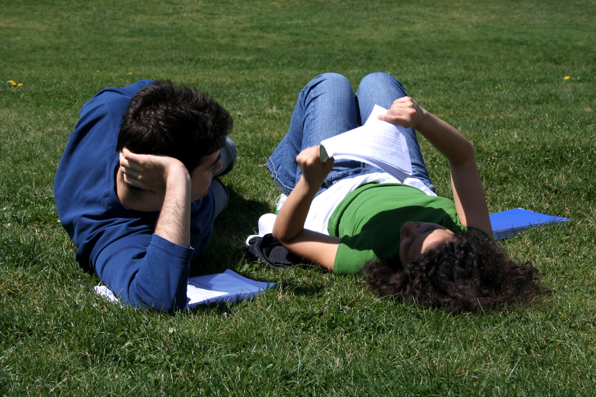 Studenti v trávě